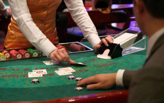 how much do blackjack dealers make