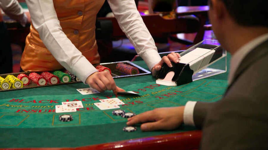 how much do blackjack dealers make