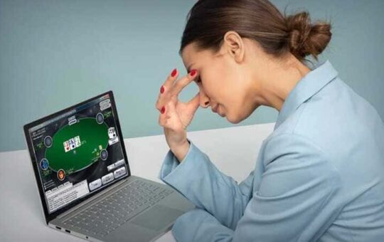 how does online poker work